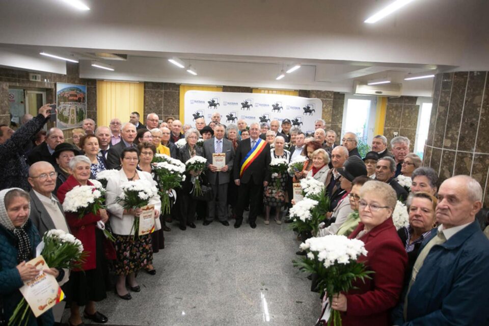 Alte 44 de „Cupluri de Aur” au fost sărbătorite în municipiul Suceava, la împlinirea a 50 de ani de căsătorie Alte 44 de „Cupluri de Aur” au fost sărbătorite în municipiul Suceava, la împlinirea a 50 de ani de căsătorie