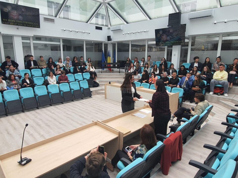 Ceremonia de înmânare a certificatelor Cambridge