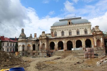 Noile scări de acces prin spatele clădirii, după reenunțarea la terasa betonată