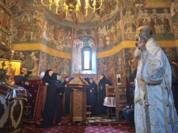 Preasfințitul Părinte Antonie, Episcop de Bălți, a slujit duminică, împreună cu un sobor numeros de preoți și diaconi, la Mănăstirea Voroneț