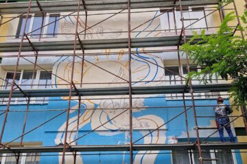 Pictura murală în curs de realizare pe clădirea bibliotecii de la CN „Mihai Eminescu”