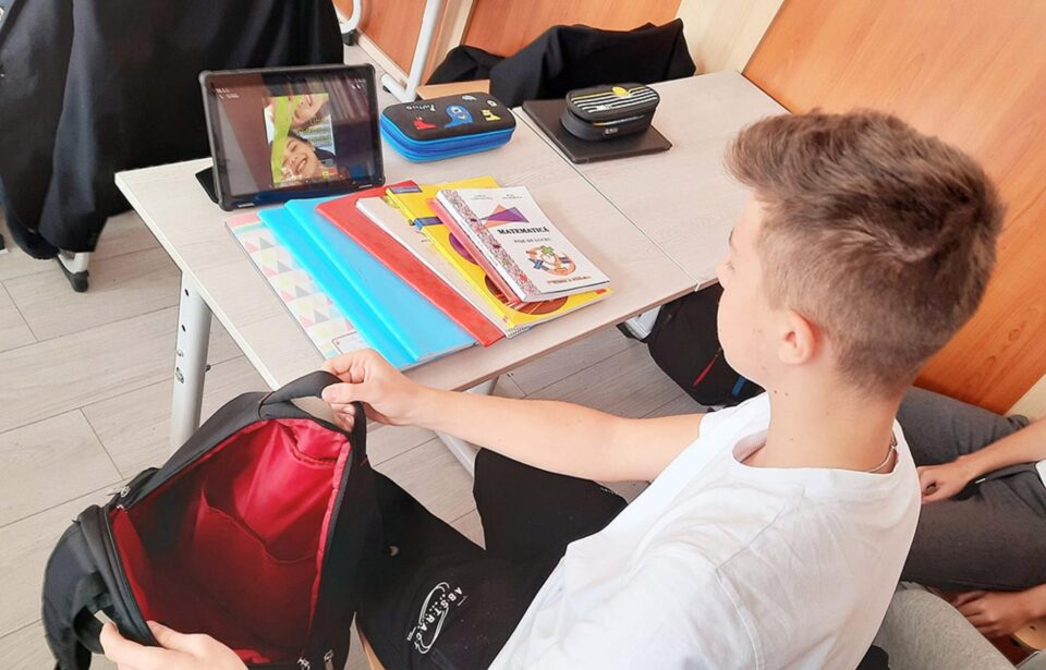 540 de elevi au beneficiat de tablete