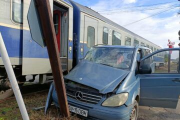 Mercedes ”surprins” de tren în Rădăuți