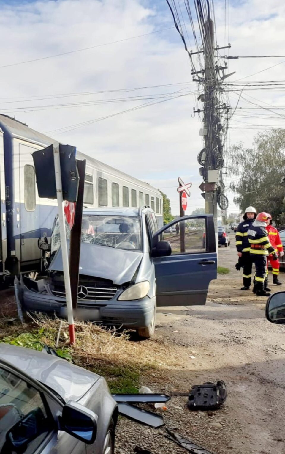 Mercedes ”surprins” de tren în Rădăuți