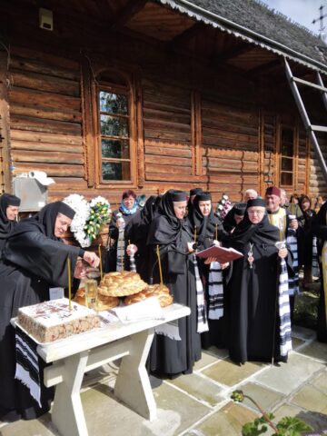 Preasfințitul Părinte Antonie, Episcop de Bălți, a slujit duminică, împreună cu un sobor numeros de preoți și diaconi, la Mănăstirea Voroneț