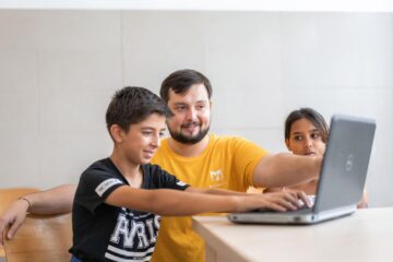 Trei școli din Sasca Mare, Iaslovăț și Fântânele vor avea laboratoare de informatică echipate de Fundația Te Aud România