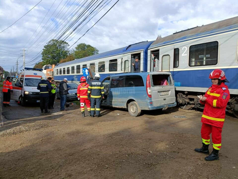 Mercedes ”surprins” de tren în Rădăuți