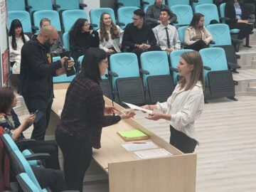 Diplome de limba engleză din partea Universității Cambridge pentru 65 de elevi ai Colegiului „Petru Rareș”