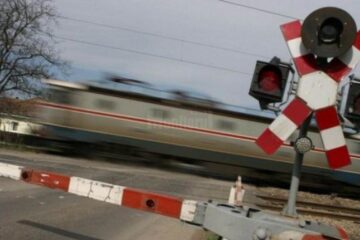 Încă un autovehicul lovit de tren, după ce șoferul a ignorat semnalele luminoase și acustice. Foto dailydriven.ro