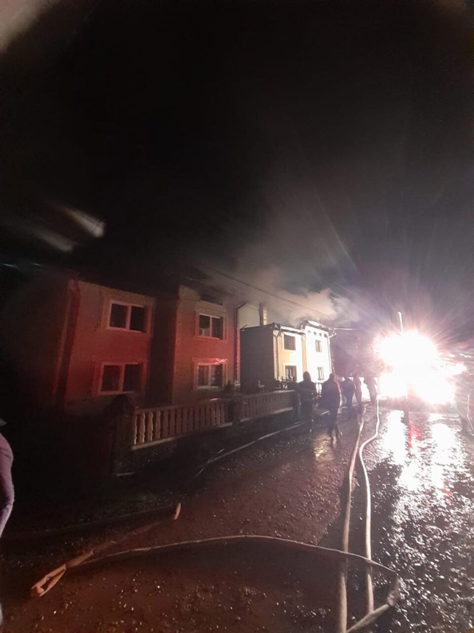 Patru gospodării, afectate de un puternic incendiu izbucnit în plină noapte