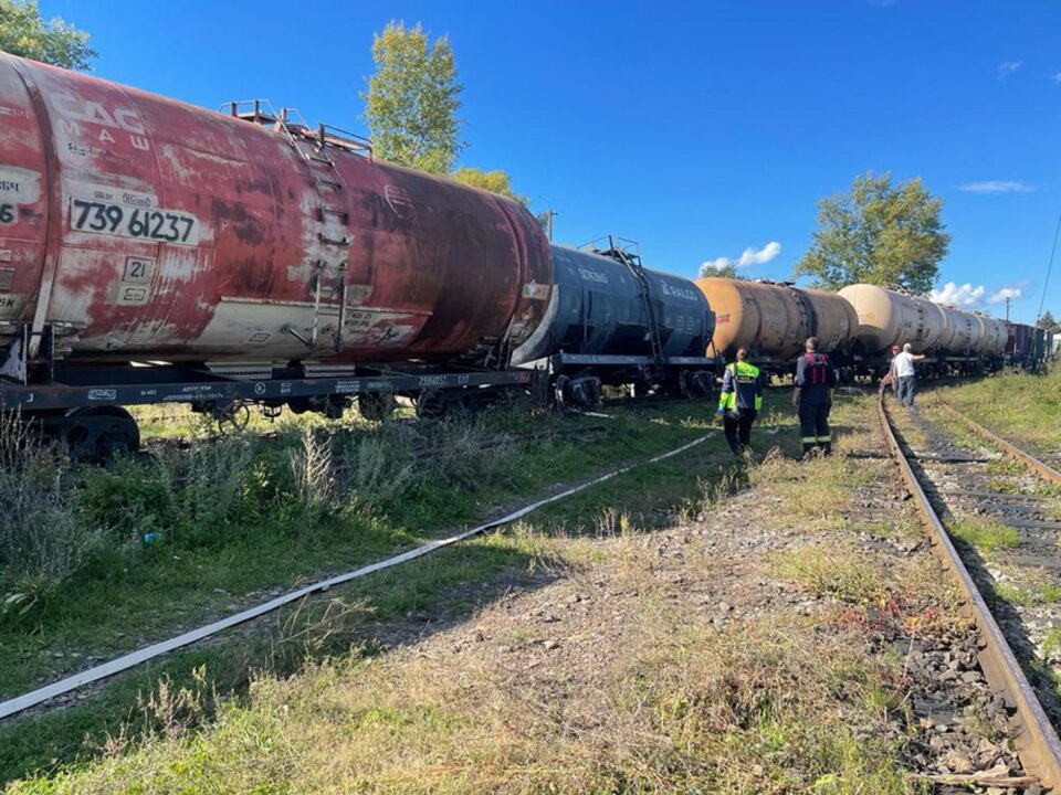 Patru vagoane încărcate cu kerosen au deraiat în Gara Dornești
