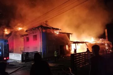 Incendiul de la Dragoșa a izbucnit în plină noapte și a afectat patru gospodării