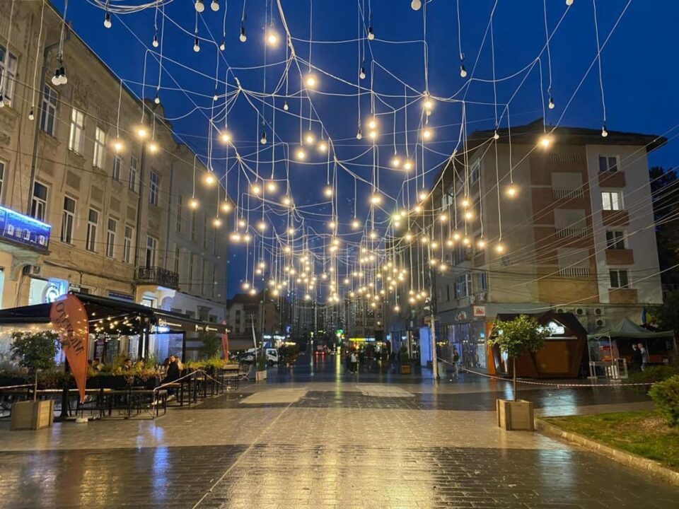 Iluminatul ornamental din Centrul Sucevei a fost aprins în probe joi seara, de vineri urmând să fie aprinsă întreaga instalație