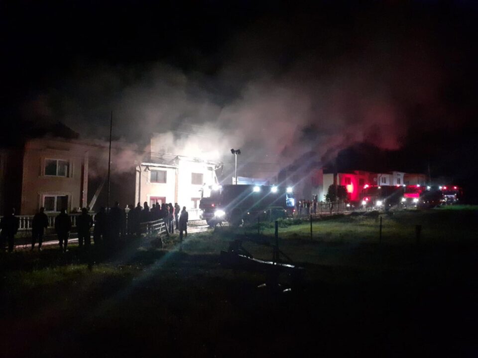 Patru gospodării, afectate de un puternic incendiu izbucnit în plină noapte