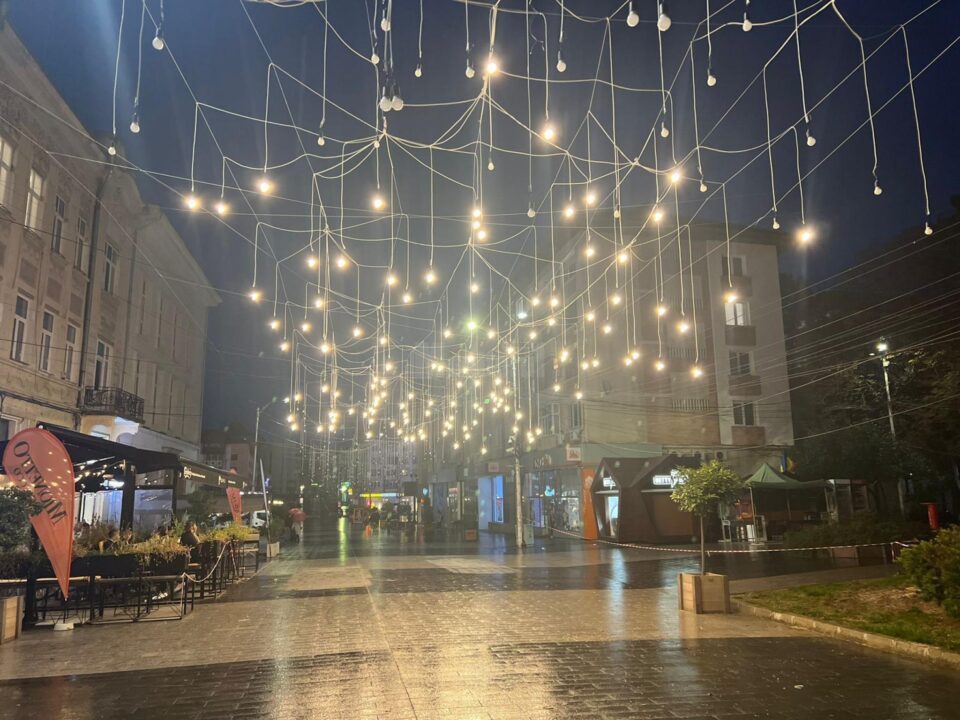 Iluminatul ornamental din Centrul Sucevei a fost aprins în probe joi seara, de vineri urmând să fie aprinsă întreaga instalație