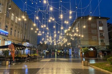 Iluminatul ornamental din Centrul Sucevei a fost aprins în probe joi seara, de vineri urmând să fie aprinsă întreaga instalație