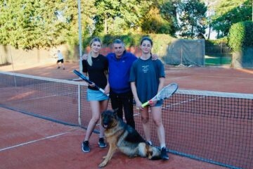 Ana Cîrligeanu, Petriana Popovici, plus arbitrul turneului, Costel Chelariu, și mascota întrecerii, cățelușa Bella