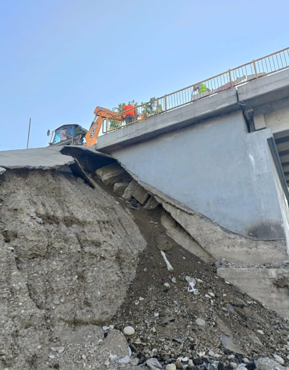 ”Constructorul a avertizat că starea de degradare a podului este accentuată și există un real pericol pentru siguranța traficului greu, prin urmare a cerut oprirea circulației cât mai repede” ”Constructorul a avertizat că starea de degradare a podului este accentuată și există un real pericol pentru siguranța traficului greu, prin urmare a cerut oprirea circulației cât mai repede”