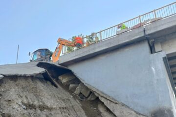 ”Constructorul a avertizat că starea de degradare a podului este accentuată și există un real pericol pentru siguranța traficului greu, prin urmare a cerut oprirea circulației cât mai repede”