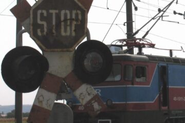 Încă un autovehicul lovit de tren, după ce șoferul a ignorat semnalele luminoase și acustice Foto ziarulderoman.ro