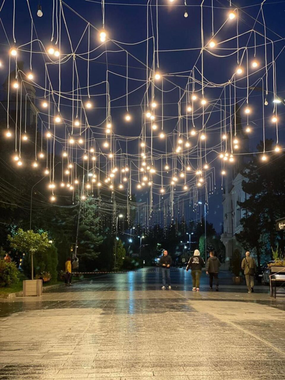 Iluminatul ornamental din Centrul Sucevei a fost aprins în probe joi seara, de vineri urmând să fie aprinsă întreaga instalație