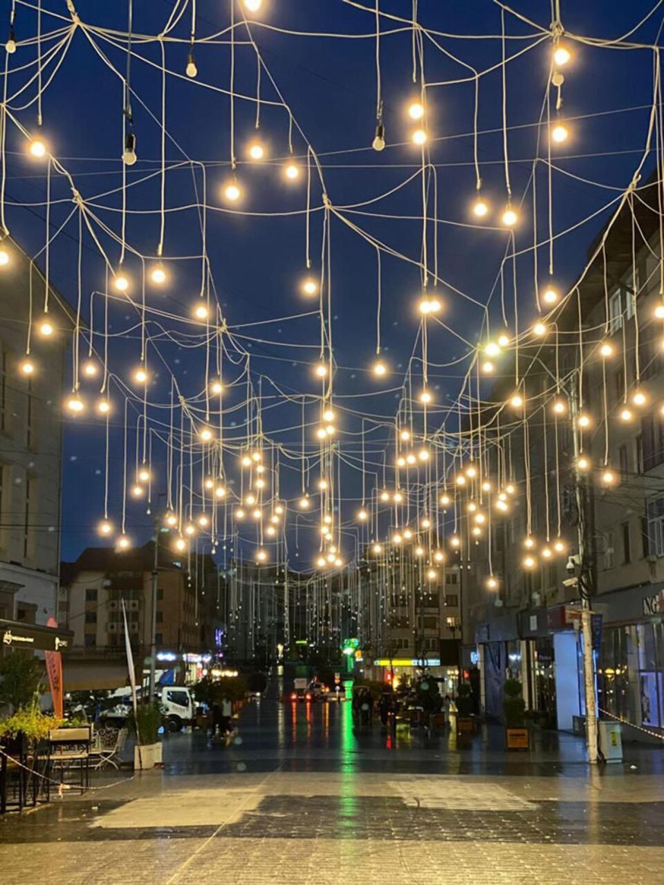 Iluminatul ornamental din Centrul Sucevei a fost aprins în probe joi seara, de vineri urmând să fie aprinsă întreaga instalație