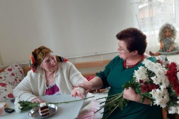 Copii, tineri, cadre didactice au mers sâmbătă cu daruri la cei 70 de „bunici” de la Solca, de Ziua Persoanelor Vârstnice
