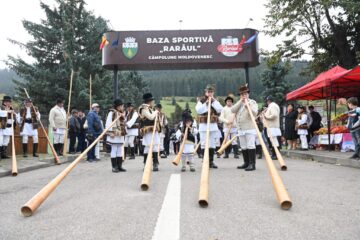 Semnalul de deschidere a târgului este dat de sunetul de bucium