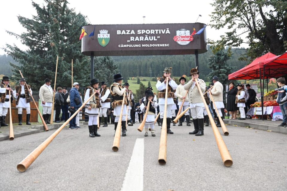 Semnalul de deschidere a târgului este dat de sunetul de bucium