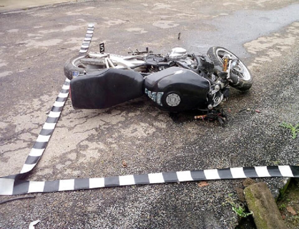 Un șofer care a depășit neregulamentar a accidentat un motociclist care a virat și el pe ”Interzis”