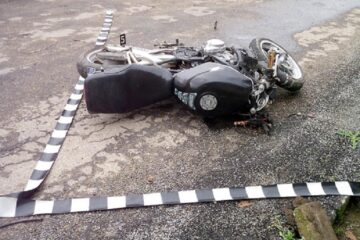 Un șofer care a depășit neregulamentar a accidentat un motociclist care a virat și el pe ”Interzis”