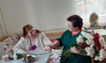 Copii, tineri, cadre didactice au mers sâmbătă cu daruri la cei 70 de „bunici” de la Solca, de Ziua Persoanelor Vârstnice