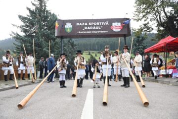 Semnalul de deschidere a târgului este dat de sunetul de bucium
