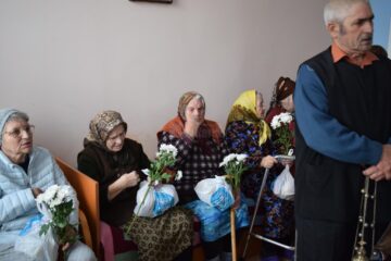 Copii, tineri, cadre didactice au mers sâmbătă cu daruri la cei 70 de „bunici” de la Solca, de Ziua Persoanelor Vârstnice