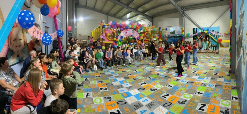 Momente artistice, activități sportive și cadouri pentru 50 de copii ucraineni și familiile lor, la Șcheia