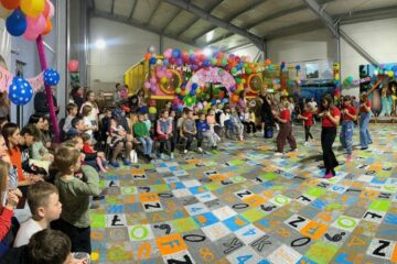 Momente artistice, activități sportive și cadouri pentru 50 de copii ucraineni și familiile lor, la Șcheia