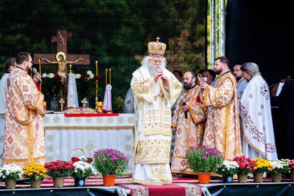 Întreită sărbătoare la Mănăstirea „Acoperământul Maicii Domnului” Siminicea Întreită sărbătoare la Mănăstirea „Acoperământul Maicii Domnului” Siminicea