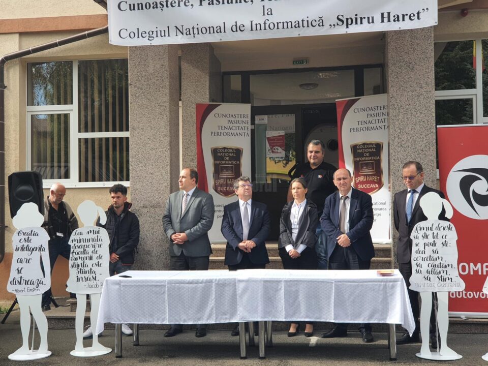 Reprezentanți ai școlii și invitați, la lansarea Clubului de robotică
