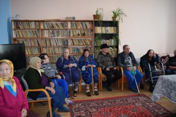 Copii, tineri, cadre didactice au mers sâmbătă cu daruri la cei 70 de „bunici” de la Solca, de Ziua Persoanelor Vârstnice