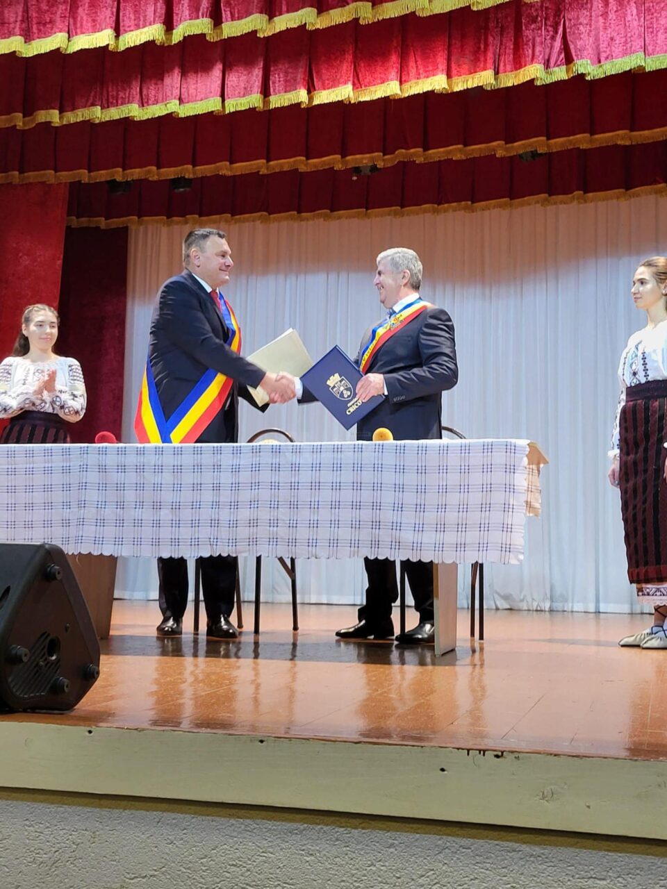 Acordul de înfrățire a fost semnat de primarul Dănuț Candrea și primarul Valentin Guțan Acordul de înfrățire a fost semnat de primarul Dănuț Candrea și primarul Valentin Guțan