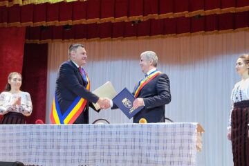Acordul de înfrățire a fost semnat de primarul Dănuț Candrea și primarul Valentin Guțan