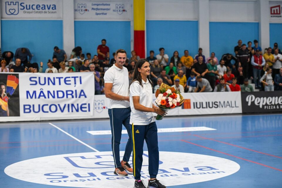 Soții Ionela și Marius Cozmiuc au fost ovaționați de fani înaintea meciului de handbal cu CSM Odorhei. Foto - Fotograful Sportiv Soții Ionela și Marius Cozmiuc au fost ovaționați de fani înaintea meciului de handbal cu CSM Odorhei. Foto - Fotograful Sportiv