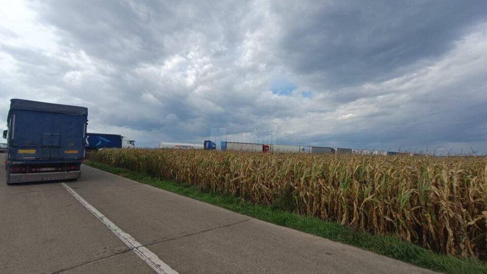 Coloana de camioane la Vama Siret a ajuns iar la 25 de km