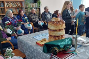 Copii, tineri, cadre didactice au mers sâmbătă cu daruri la cei 70 de „bunici” de la Solca, de Ziua Persoanelor Vârstnice