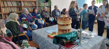 Copii, tineri, cadre didactice au mers sâmbătă cu daruri la cei 70 de „bunici” de la Solca, de Ziua Persoanelor Vârstnice