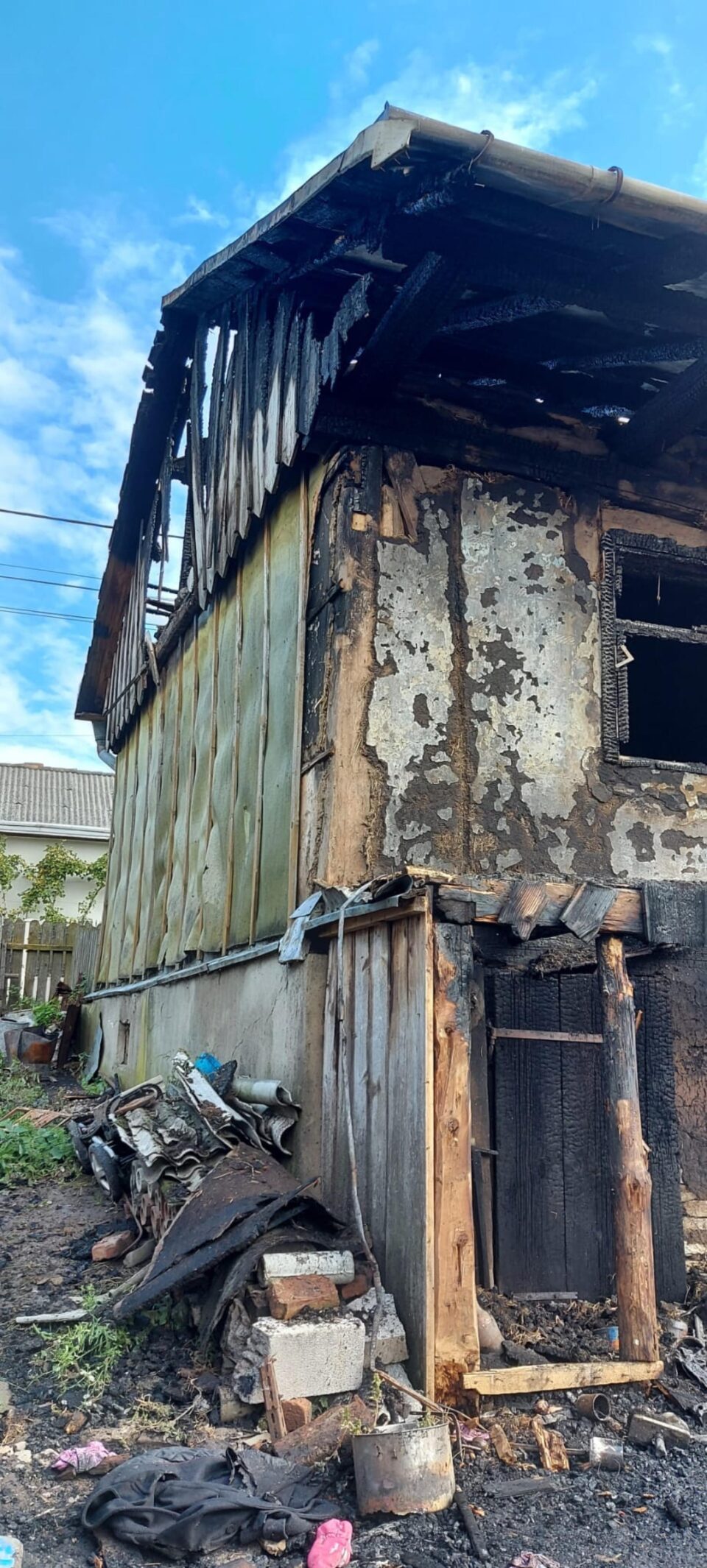 O familie din Climăuți, cu patru copii, a rămas fără casă, în prag de iarnă, după un puternic incendiu