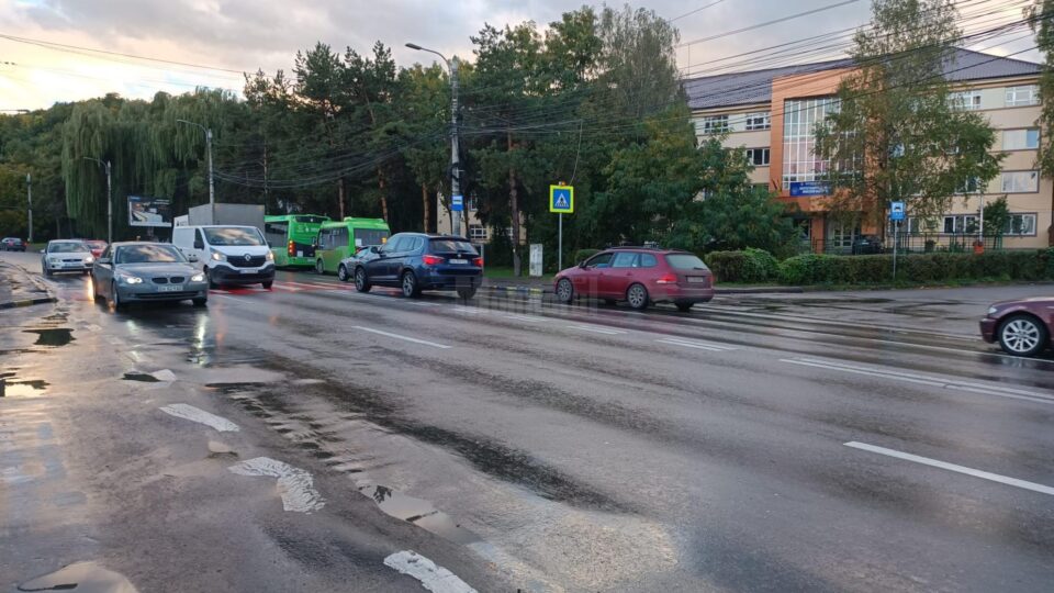 Pe Calea Unirii sunt foarte multe zone unde șoseaua e pur și simplu vălurită