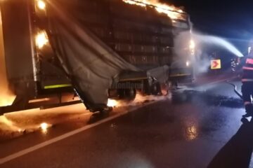 Incendiu puternic în trafic la un camion încărcat cu plite și cuptoare