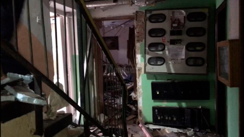 16 apartamente avariate și o femeie cu arsuri după explozia unei butelii. Foto Radio Dorna