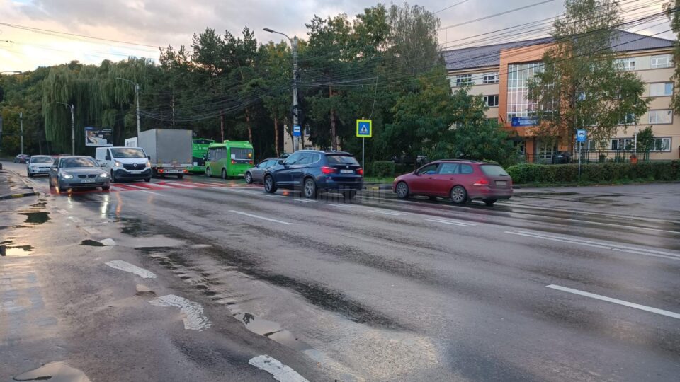 Pe Calea Unirii sunt foarte multe zone unde șoseaua e pur și simplu vălurită